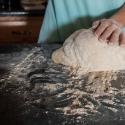 สูตรวิดีโอ: ขนมปังข้าวไรย์ Kefir ที่ไม่มียีสต์ ก้อน Kefir ที่ไม่มียีสต์